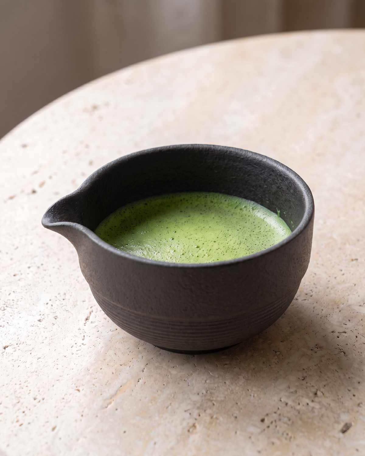 In use: Stoneware Matcha Bowl 500 ml – Black, filled with freshly whisked matcha