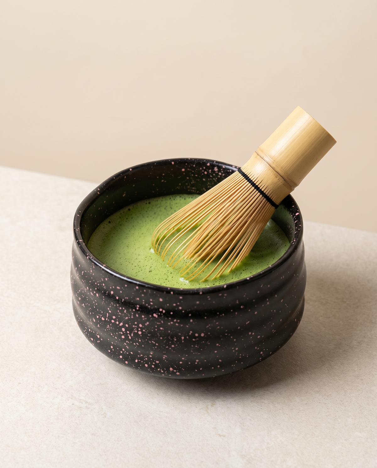 In use: Ceramic Matcha Bowl 550 ml – Black