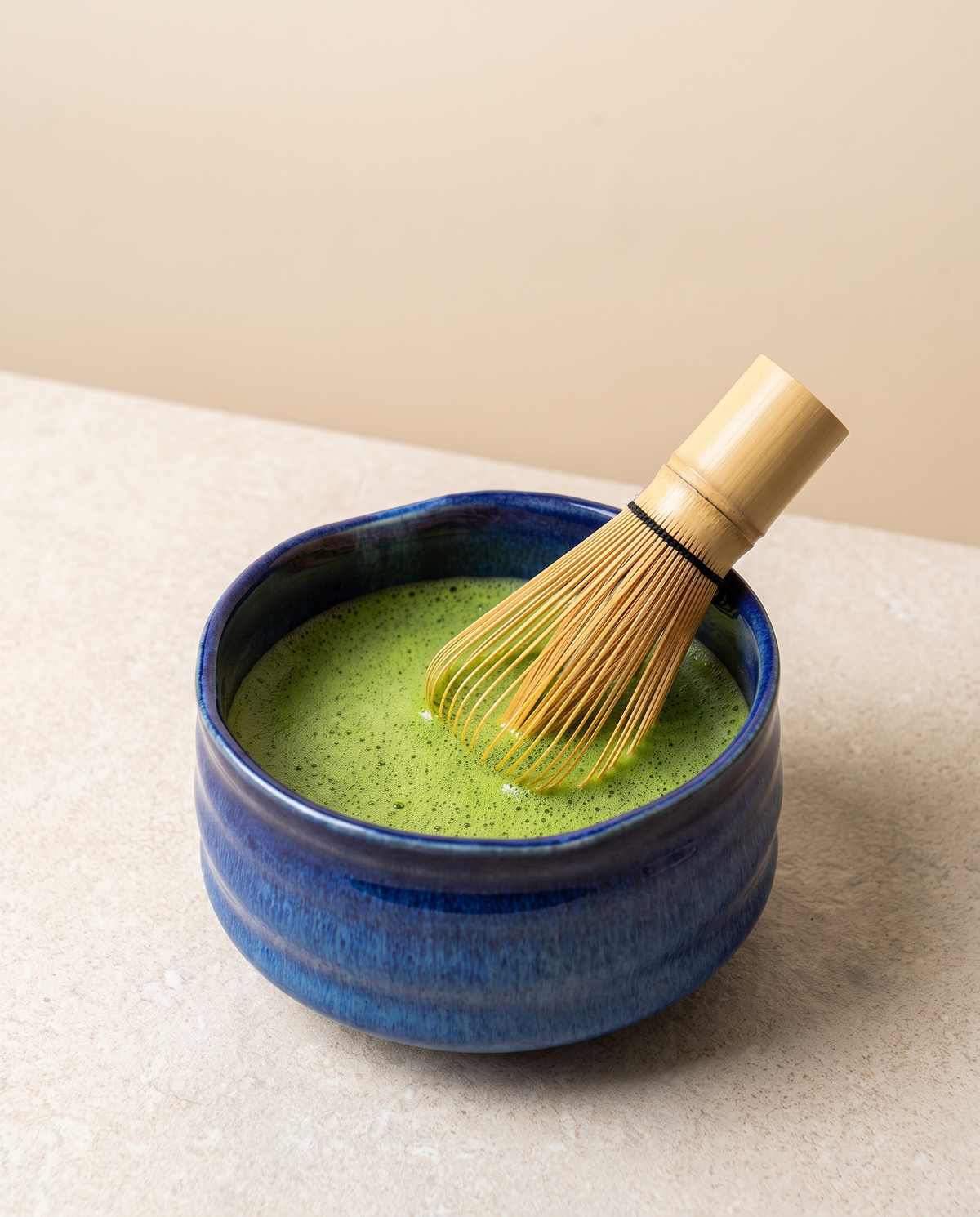 In use: Ceramic Matcha Bowl 550 ml – Blue